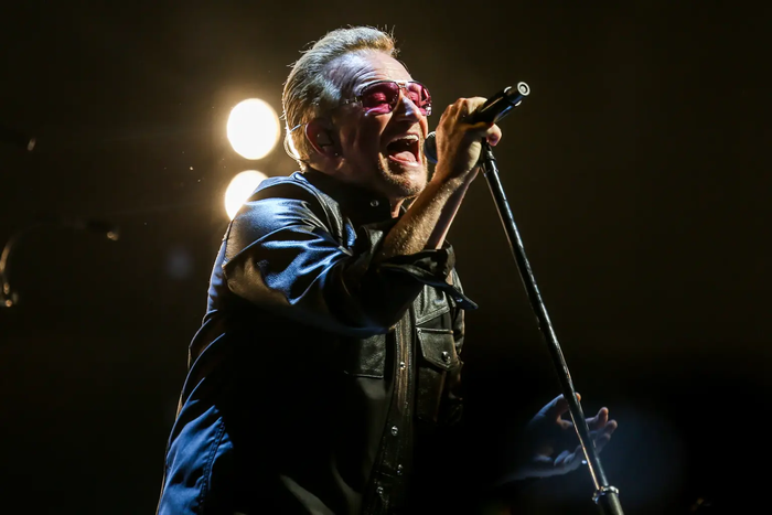 Bono cho biết ông cảm thấy rất xúc động khi có cơ hội hợp tác và chia sẻ những khoảnh khắc riêng tư với một nhân vật đặc biệt như Dolly Parton.