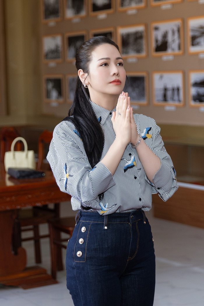 Nhật Kim Anh quê gốc ở Thanh Hóa, hiện cô đang sinh sống và làm việc tại TP.HCM.
