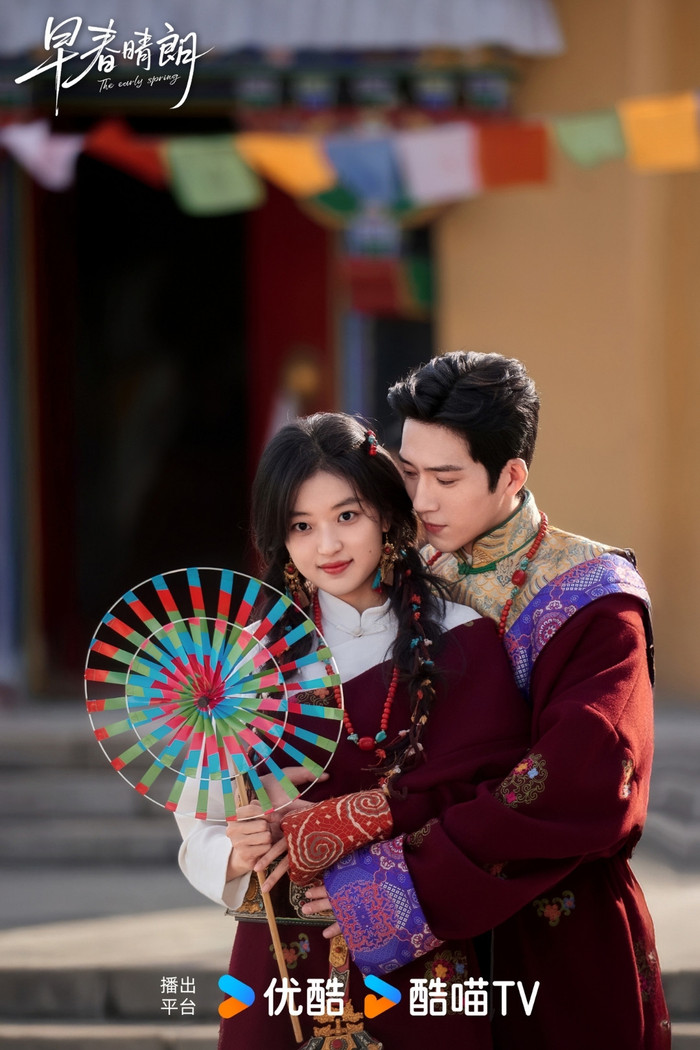 Đầu Xuân Tươi Sáng là một trong những bộ phim ngôn tình đô thị được chú ý trong năm nay, với sự tham gia của Tỉnh Bách Nhiên và Tôn Thiên. Chuyển thể từ tiểu thuyết cùng tên của Cô Nương Đừng Khóc, phim lấy bối cảnh một công ty quảng cáo tại Bắc Kinh, xoay quanh Loan Niệm - vị tổng tài nghiêm khắc, có phần độc miệng và Thượng Chi Đào, cô gái tỉnh lẻ bình thường nhưng kiên trì. Mối quan hệ của hai nhân vật kéo dài suốt 10 năm, trải qua nhiều lần giằng co và thăm dò thay vì được xây dựng hoàn toàn theo công thức tình yêu ngọt ngào. Bên cạnh chuyện tình cảm, tác phẩm dành nhiều thời lượng cho áp lực công sở và hành trình trưởng thành của hai người trẻ. Đầu Xuân Tươi Sáng từng vượt mốc 9.000 điểm nhiệt trên Youku, sau đó tiếp tục vượt 10.000 điểm, đồng thời đạt vị trí thứ 2 trong bảng xếp hạng phim truyền hình không sử dụng tiếng Anh được xem nhiều trên Netflix, với 2,4 triệu lượt xem.