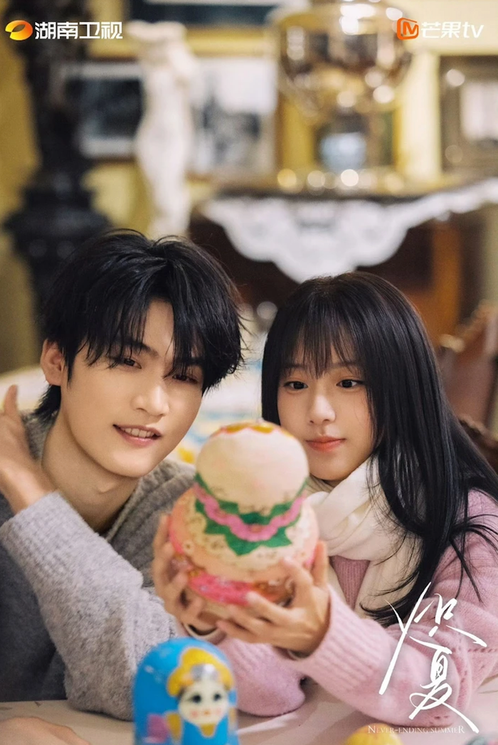 Mùa Hè Nồng Nhiệt đưa Châu Kha Vũ và Bao Thượng Ân vào một câu chuyện tình yêu tuổi học trò nhiều biến động. Được cải biên từ tiểu thuyết Trụy Lạc của Điềm Thố Ngư, phim lấy bối cảnh tại thành phố biển Uy Hải, xoay quanh Chu Vãn và Lục Tây Kiêu. Chu Vãn chủ động tiếp cận Lục Tây Kiêu vì một mục đích cá nhân, trong khi nam chính vốn nổi tiếng là chàng trai ngỗ ngược, nổi loạn. Những khác biệt về tính cách và hoàn cảnh khiến mối quan hệ giữa họ ban đầu không dễ dàng, nhưng những va chạm trong tuổi trẻ lại dần kéo hai người xích lại gần nhau. Mùa hè ấy trở thành bước ngoặt đối với cả Chu Vãn lẫn Lục Tây Kiêu, thay đổi quỹ đạo cuộc đời của họ. Sức hút của bộ phim đến từ công thức thanh xuân quen thuộc nhưng được đặt trong không gian thành phố biển cùng câu chuyện tình cảm nhiều trắc trở.
