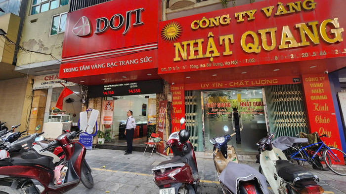 Cơ sở Doji và một số nhà vàng tư nhân trên phố Trần Nhân Tông trong sáng nay cũng không còn cảnh 'vắng như chùa Bà Đanh' như trong thời gian qua. Ảnh: Thái Nguyễn
