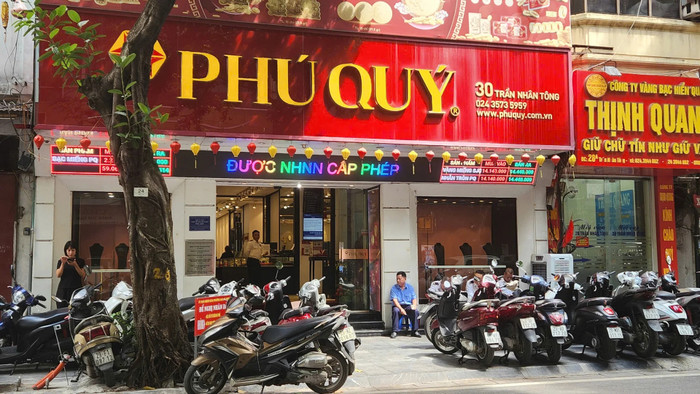 Cơ sở Phú Quý (30 Trần Nhân Tông, Hà Nội) xuất hiện nhiều khách hàng giao dịch bao gồm cả người mua và bán. Ảnh: Thái Nguyễn