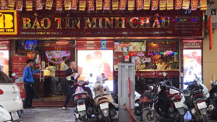 Cửa hàng Bảo Tín Minh Châu (29 Trần Nhân Tông, Hà Nội) đã đông khách hơn so với nhiều tuần trước đây khi giá vàng liên tục giảm mạnh.&nbsp;Ảnh: Thái Nguyễn
