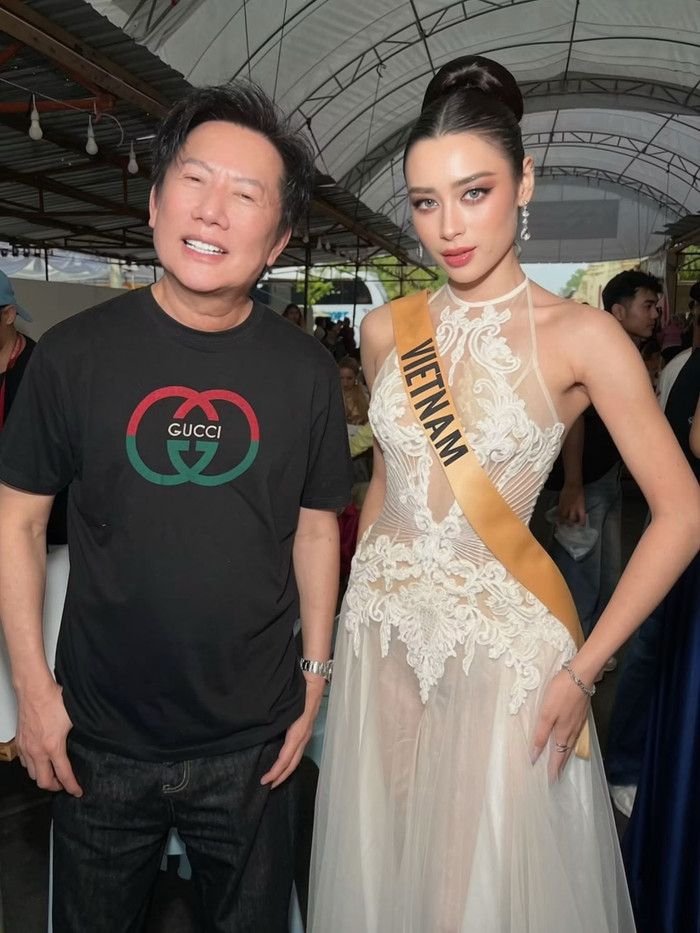 Ông Nawat dành lời khen cho Emoura Phạm và cũng góp ý cô nên thể hiện thêm khí chất của một 'nữ hoàng sắc đẹp' tại Miss Grand International 2026.