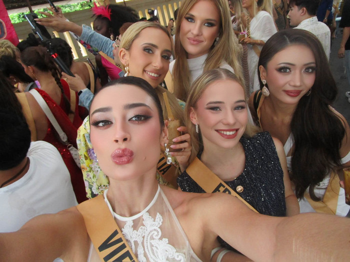 Emoura Phạm bên dàn thí sinh Miss Grand International 2026.