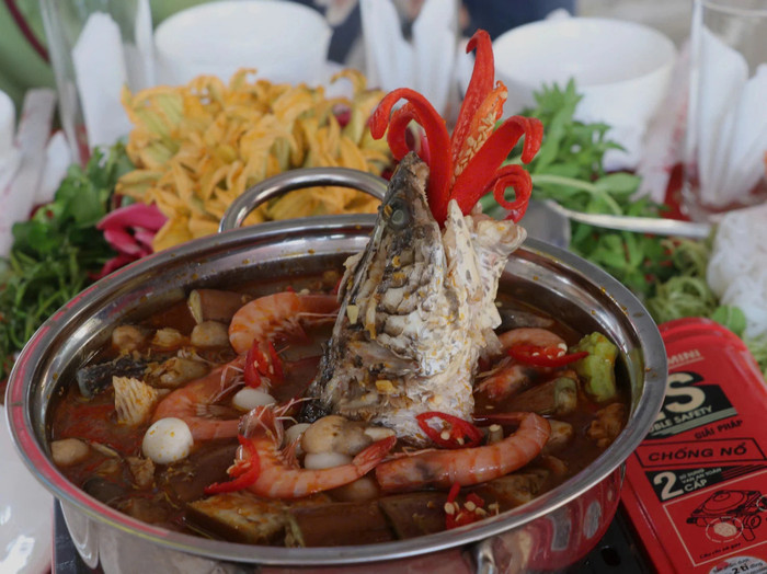 Lẩu mắm cá lóc đồng là món ăn khiến cho du khách khó quên bởi độ ngon, hương vị đậm đà, mang đậm bản sắc của người dân miền Tây sông nước. Ảnh: An An/Dân Việt