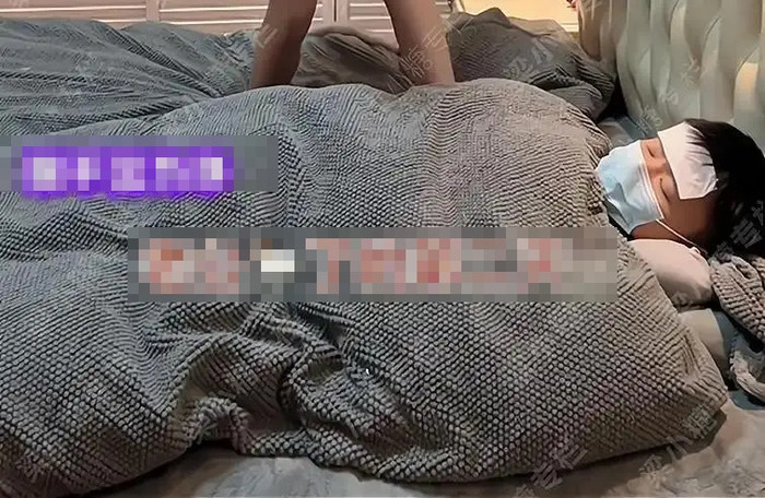 Chồng ốm nằm bất động trên giường, người vợ làm một việc khiến anh chỉ biết quay mặt đi Ảnh 3