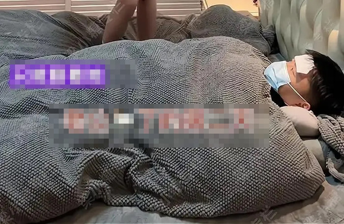 Chồng ốm nằm bất động trên giường, người vợ làm một việc khiến anh chỉ biết quay mặt đi Ảnh 2