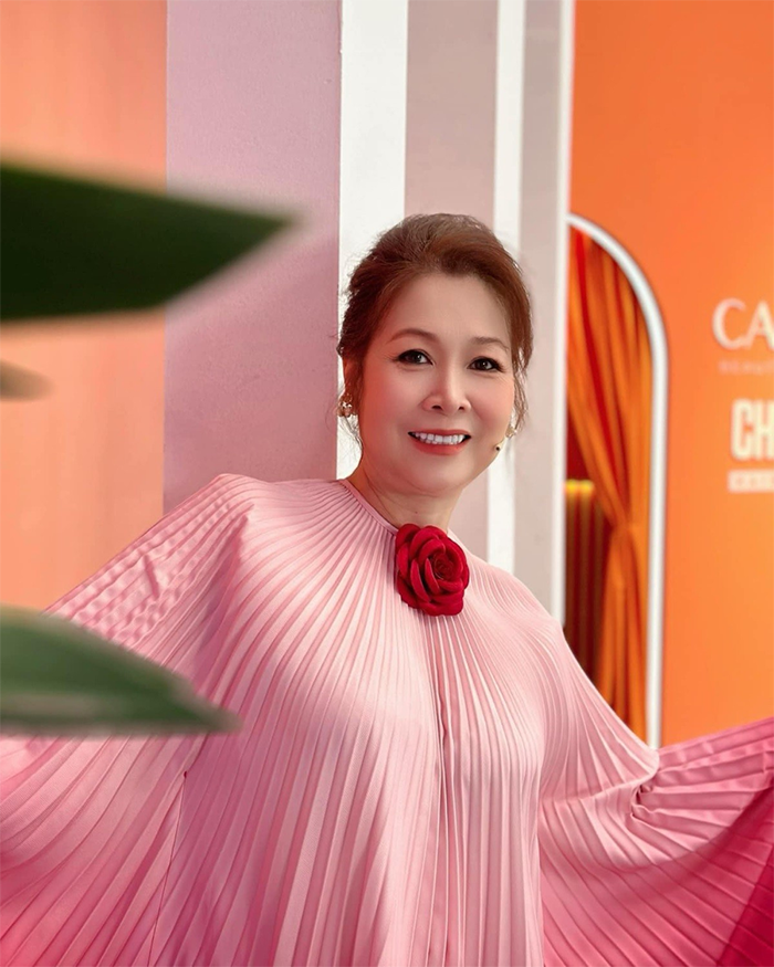 &nbsp;NSND Hồng Vân đang tận hưởng một cột mốc đáng nhớ với Lên Hương.