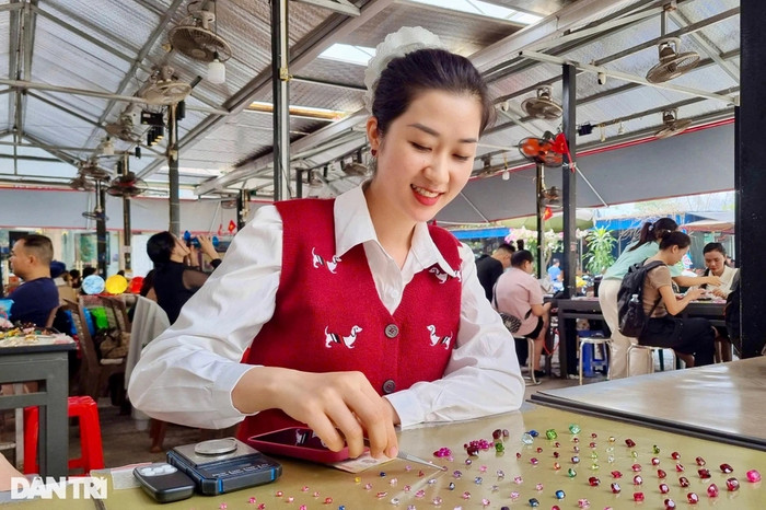 Khung cảnh ở chợ đá quý Lục Yên. Ảnh: Dân Trí
