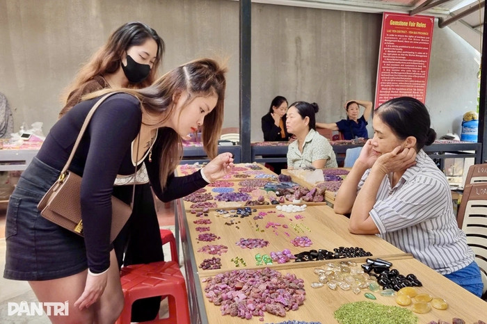 Khung cảnh ở chợ đá quý Lục Yên. Ảnh: Dân Trí