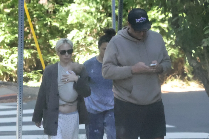 Lady Gaga và Michael Polansky lần đầu được bắt gặp xuất hiện cùng em bé trong một chuyến đi ở Bắc California.&nbsp;
