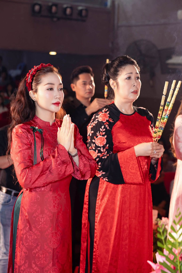 Với Cuốn Truyện Bị Đốt, NSND Hồng Vân tiếp tục khai thác chất liệu lịch sử và ký ức chiến tranh trên sân khấu.&nbsp;