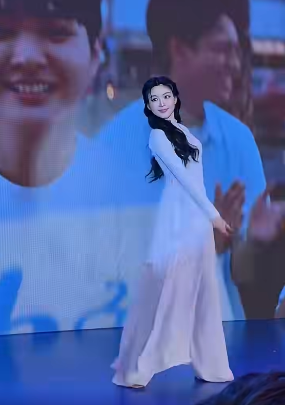 Lọ Lem biểu diễn tại sự kiện.