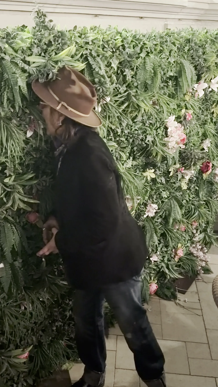 Johnny Depp gây khó hiểu khi bất ngờ ăn lá cây tại sự kiện ở Las Vegas Ảnh 2