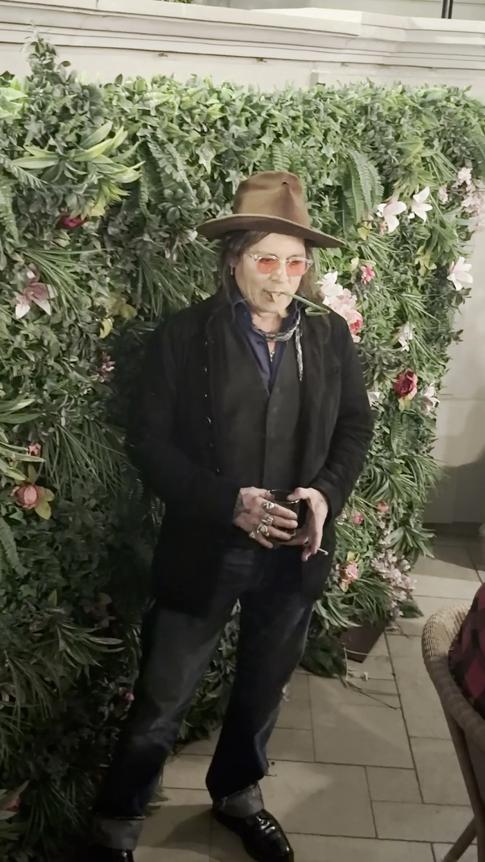 Johnny Depp nhai chiếc lá trước sự chứng kiến của các nhiếp ảnh gia.
