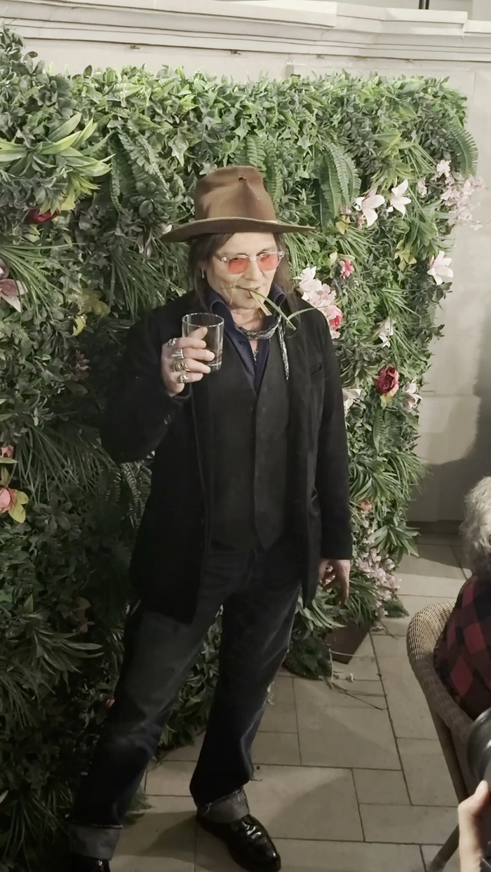 Johnny Depp gây khó hiểu khi bất ngờ ăn lá cây tại sự kiện ở Las Vegas Ảnh 3