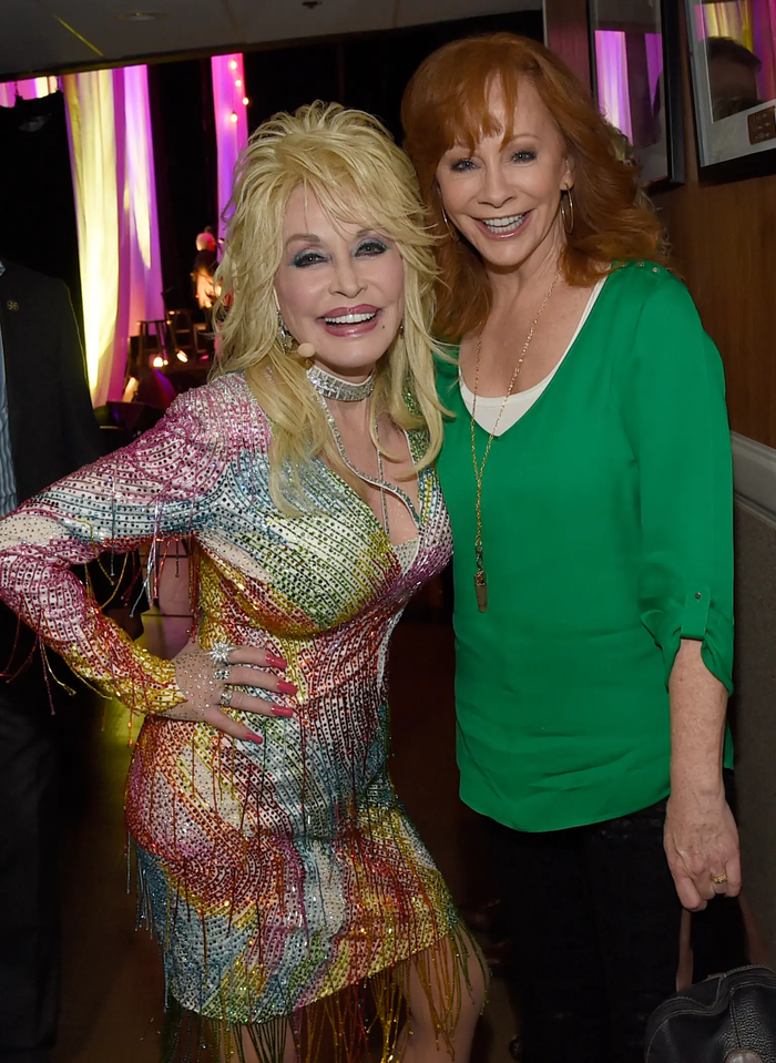 Reba McEntire tiết lộ cô vẫn day dứt vì đã bỏ lỡ một cuộc gọi từ Dolly Parton chỉ khoảng một tháng trước khi nữ huyền thoại nhạc đồng quê qua đời.