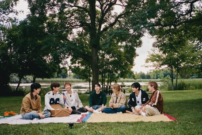 BTS khiến người hâm mộ thích thú khi bất ngờ công khai ảnh nhóm đủ 7 thành viên.
