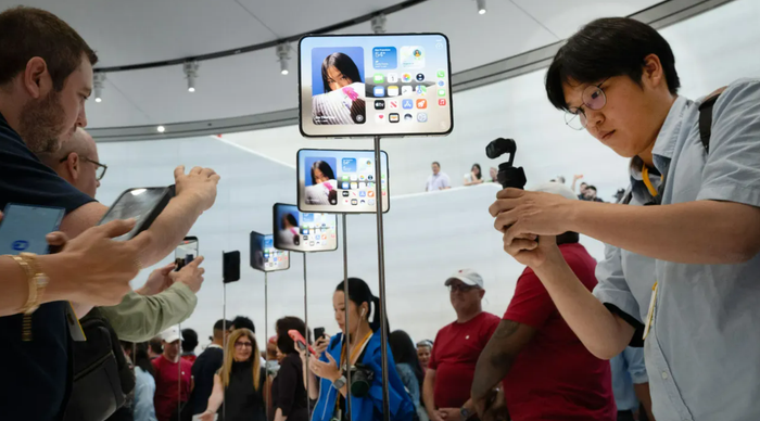 Khách mời chụp ảnh chiếc iPhone Duo mới trong một sự kiện của Apple tại Nhà hát Steve Jobs ở Apple Park, Cupertino, California, vào ngày 9 tháng 9 năm 2026. Ảnh: AFP
