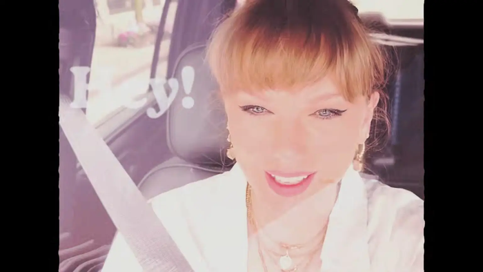 Taylor Swift ngồi ở ghế phụ.