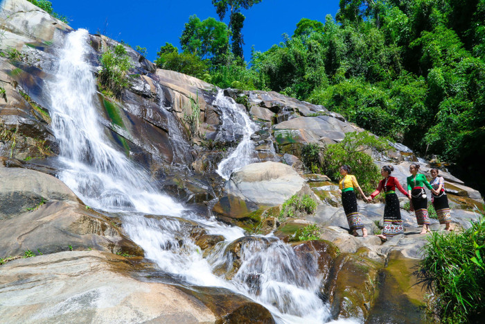 Về quê vợ chồng Hồ Văn Cường, tận hưởng vẻ đẹp hoang sơ của ngọn thác giữa núi rừng Ảnh 3