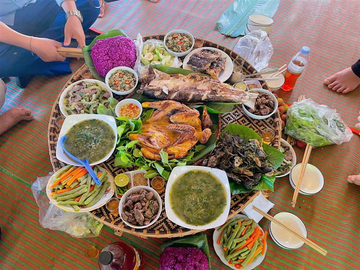 Đến thăm Thác Khe Bàn, du khách đừng quên thưởng thức ẩm thực của đồng bào Thái. Ảnh: Cổng thông tin điện tử xã Châu Bình
