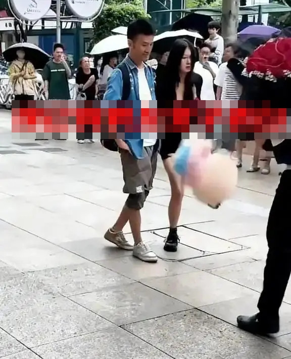 Mang hoa tỏ tình với người phụ nữ đã có bạn trai, chàng trai 27 tuổi nhận cái kết phũ phàng Ảnh 1