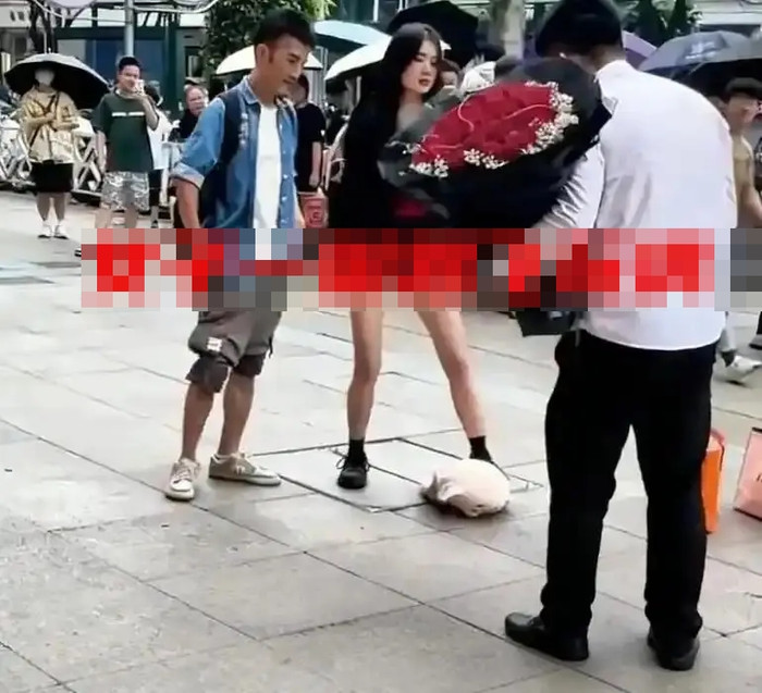 Mang hoa tỏ tình với người phụ nữ đã có bạn trai, chàng trai 27 tuổi nhận cái kết phũ phàng Ảnh 2