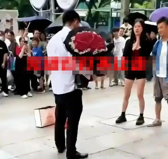 Mang hoa tỏ tình với người phụ nữ đã có bạn trai, chàng trai 27 tuổi nhận cái kết phũ phàng Ảnh 3