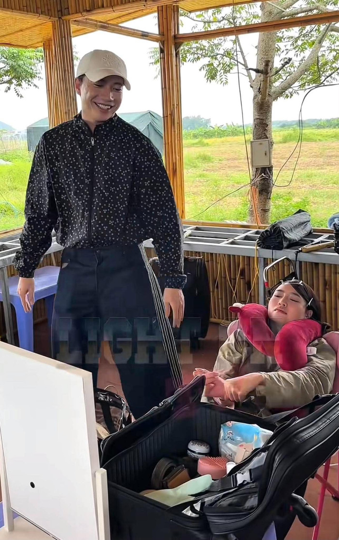 S.T Sơn Thạch đến phim trường thăm Ninh Dương Lan Ngọc. (Ảnh chụp màn hình từ TikTok Light On)