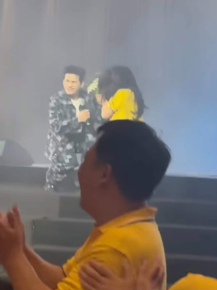 Nam ca sĩ vô cùng bối rối trước tình huống này.