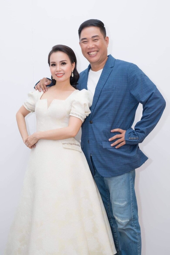 Cẩm Ly và chồng hạnh phúc sau hơn 2 thập kỷ bên nhau.