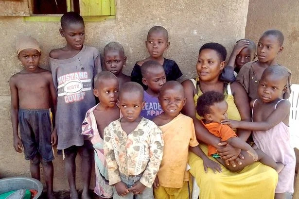 Mariam Nabatanzi&nbsp;và những đứa con của mình. Ảnh: REUTERS