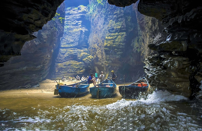 Hang Mắt Rồng tại biển Quỳnh Nghĩa. Ảnh: Sưu tầm