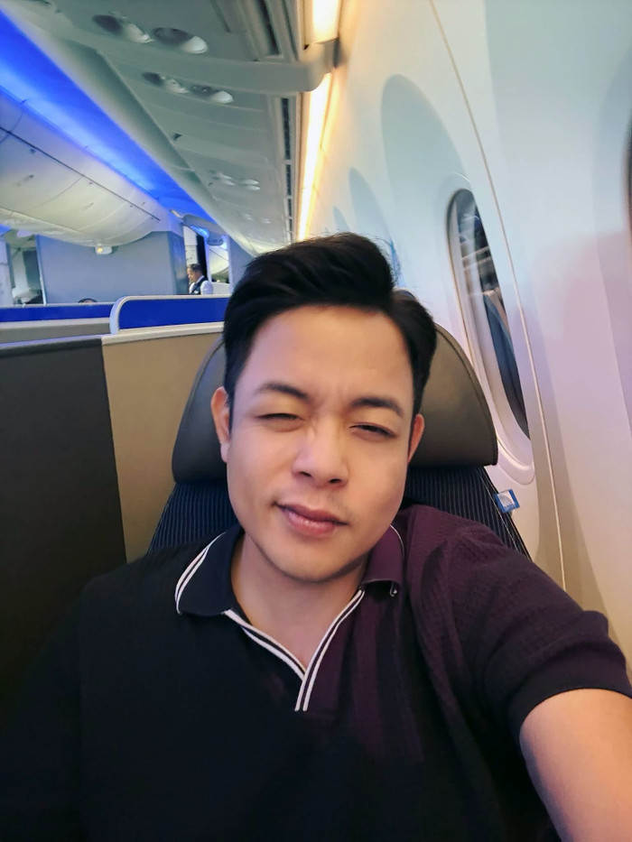 Quang Lê cập nhật hình ảnh trên chuyến bay từ Mỹ trở về Việt Nam để gặp con gái nuôi là Phương Mỹ Chi.