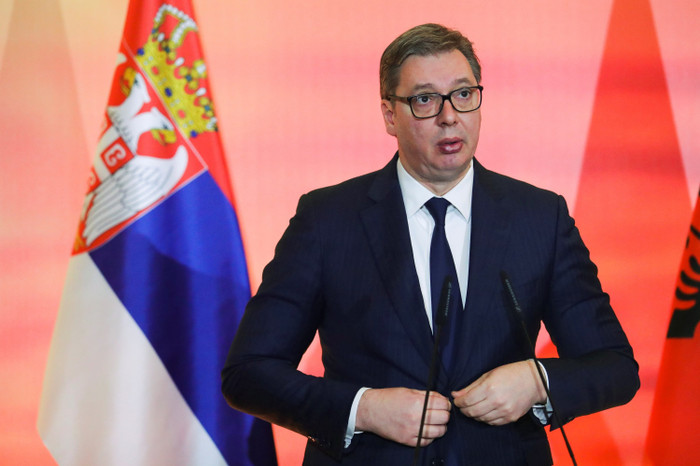 Tổng thống Serbia Aleksandar Vucic cử chỉ trong hội nghị của hội nghị thượng đỉnh Balkan mở tại Cung điện Lữ đoàn ở Tirana, Albania, ngày 21 tháng 12 năm 2021. (Ảnh: Reuters)
