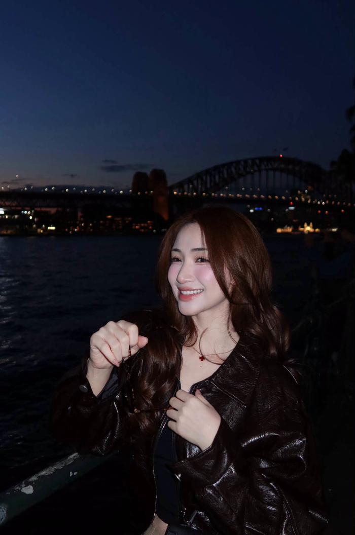 Những hình ảnh đầy thần thái của Hòa Minzy trong chuyến 'xuất ngoại' mới đây nhận được nhiều lời khen từ cư dân mạng.