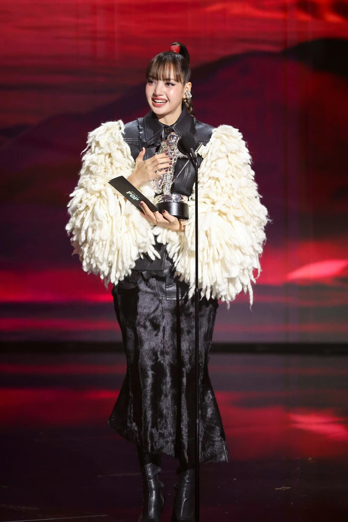 Lisa bị cáo buộc 'mua giải' sau chiến thắng lịch sử tại VMAs 2026 Ảnh 4
