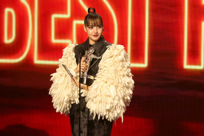 Lisa bị cáo buộc 'mua giải' sau chiến thắng lịch sử tại VMAs 2026 Ảnh 5