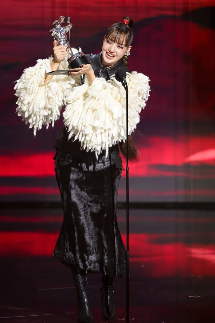 Lisa bị cáo buộc 'mua giải' sau chiến thắng lịch sử tại VMAs 2026 Ảnh 1