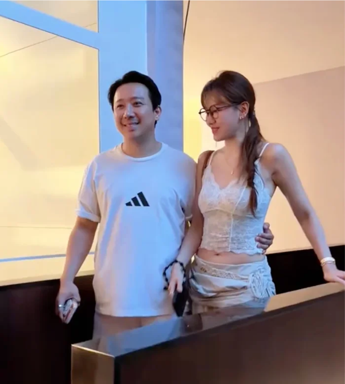 Hari Won đến phim trường thăm Trấn Thành.&nbsp;