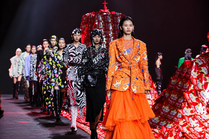 Leng (đầu tiên) catwalk tại Tuần lễ Thời trang Thâm Quyến, năm 2025. Ảnh: Sina