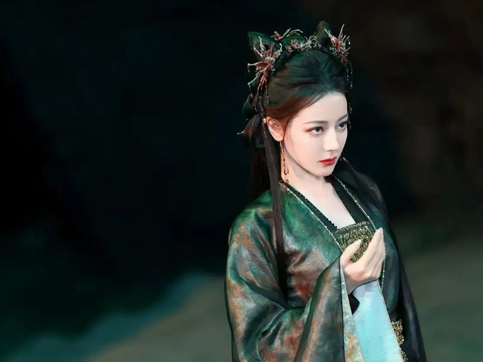 Trước đó, Địch Lệ Nhiệt Ba từng hóa thân thành Quỷ vương Hạ Tư Mộ trong Bạch Nhật Đề Đăng.