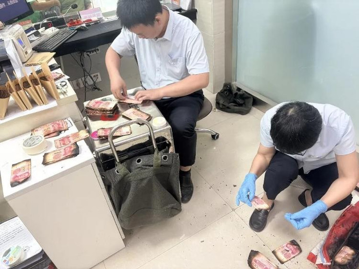 Hơn 700 triệu đồng tiền dưỡng già cháy thành than sau hỏa hoạn, đôi vợ chồng bật khóc sau khi mang đến ngân hàng Ảnh 2