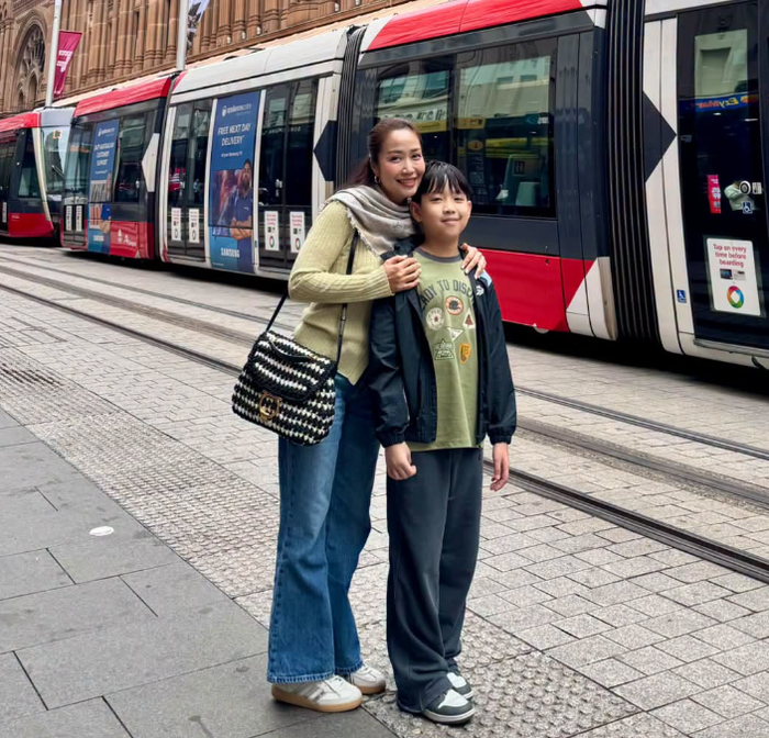 Ốc Thanh Vân gây chú ý khi đưa con trai Cacao trở lại Sydney, Úc. Ảnh: FBNV