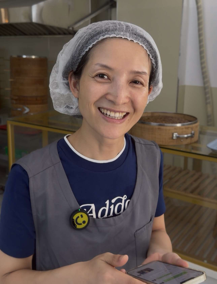 Đông Mẫn vui mừng khi nhận được những lời khen ngợi của khách hàng trên điện thoại. Ảnh: Changjiang Daily