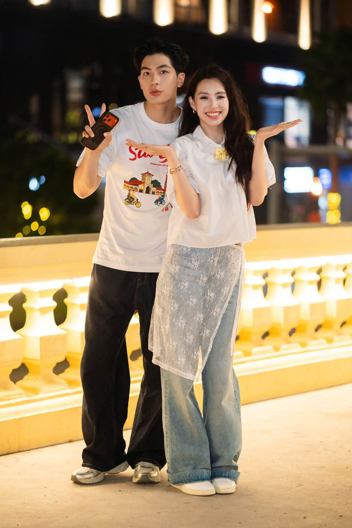 Hoa hậu Tiểu Vy thân thiết bên Quốc Anh.