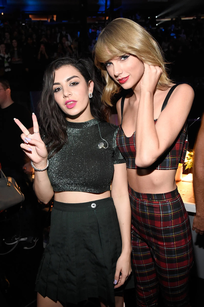 Xôn xao phản ứng 'lạnh như băng' của Charli XCX dành cho Taylor Swift tại VMAs 2026 Ảnh 3