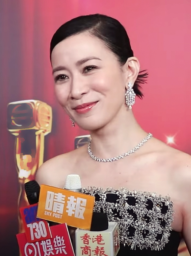Từ một người đẹp bước ra từ cuộc thi nhan sắc, Xa Thi Mạn đã xây dựng sự nghiệp lâu dài và trở thành một trong những biểu tượng của truyền hình Hong Kong.